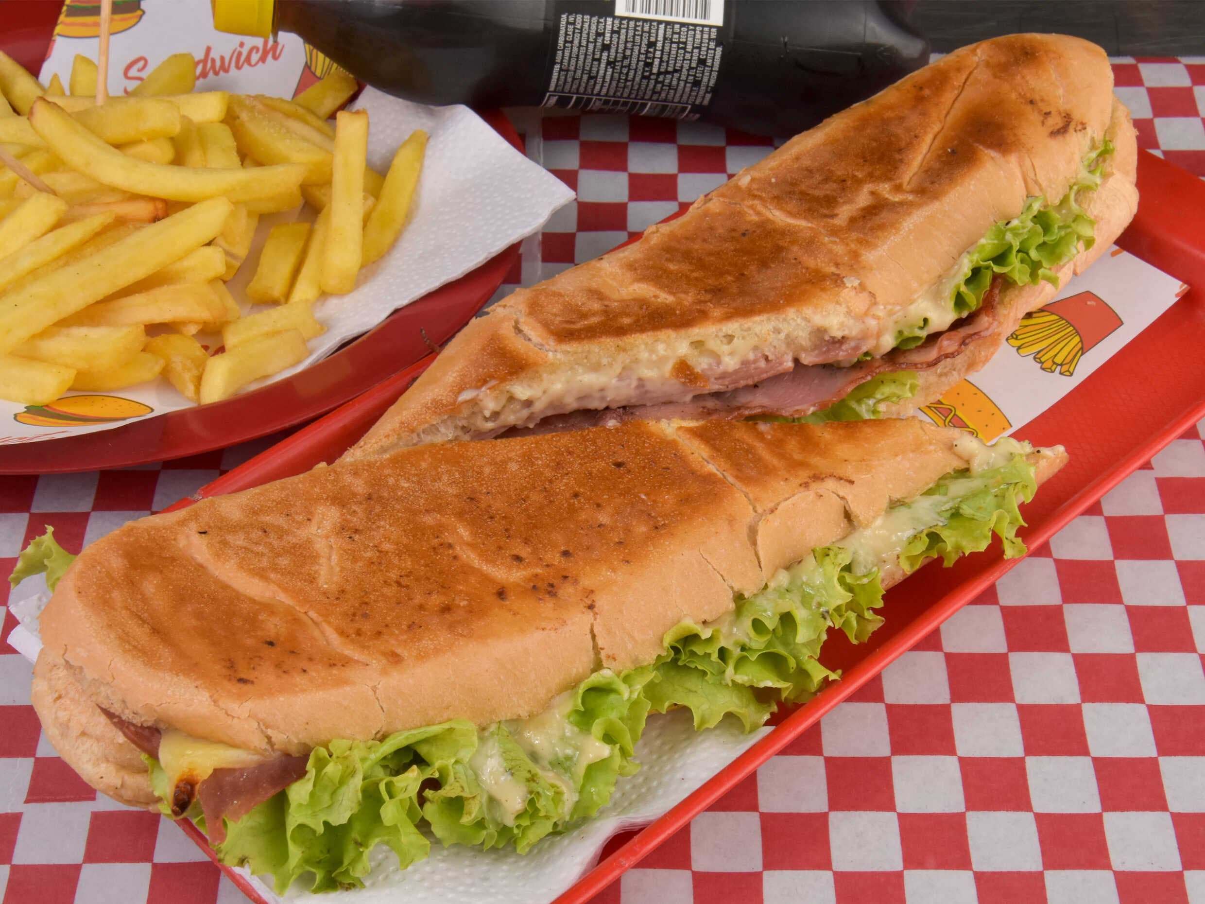 Combo-Sándwich Especial + Papas + Gaseosa