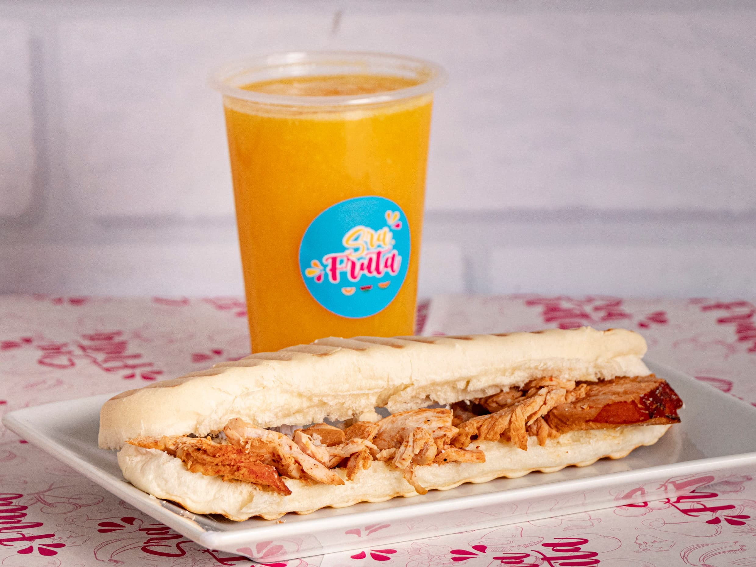 Jugo Clásico con Sándwich Panini con Pavo