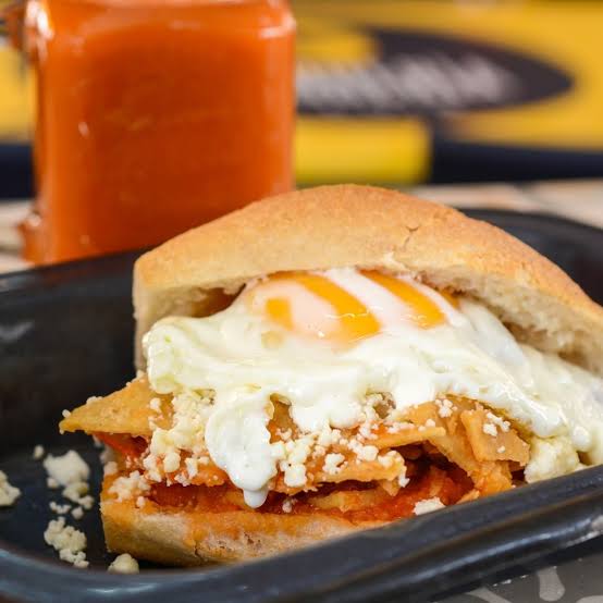 Torta de Chilaquiel con Huevos Estrellados