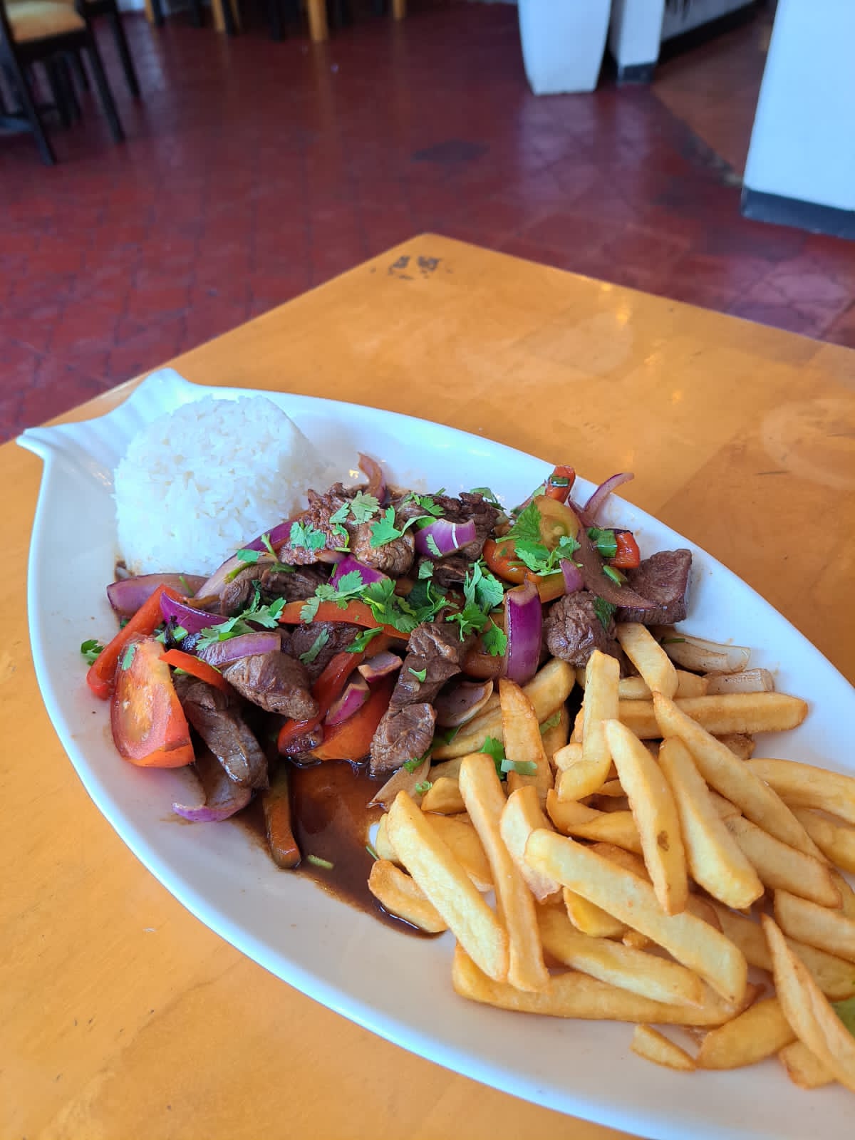 Lomito Salteado con Arroz y Papas