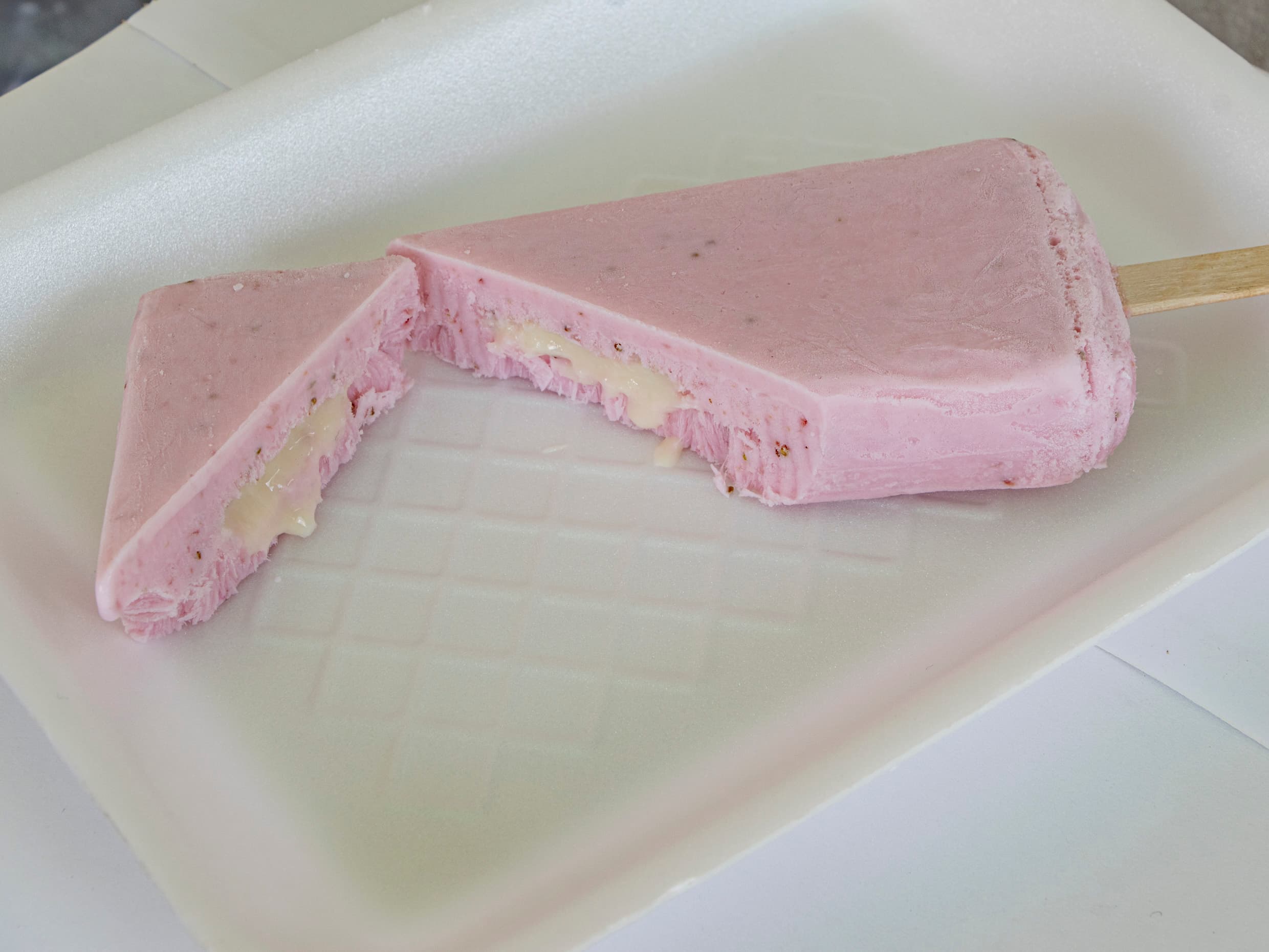 PALETA DE FRESA CREMA RELLENA DE LECHERA
