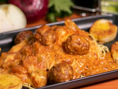 Pasta al Tomate con Albóndigas