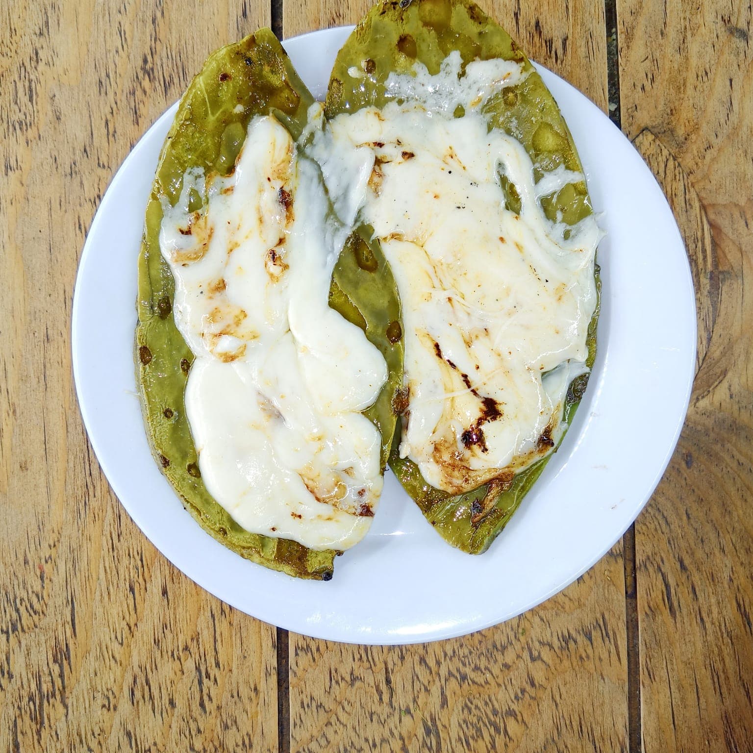 Nopales Asados con Queso Asado a la Plancha
