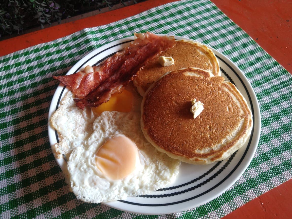 Hot Cakes + Huevo y Tocino