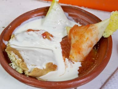 12 Corundas de Manteca con Salsa y Crema