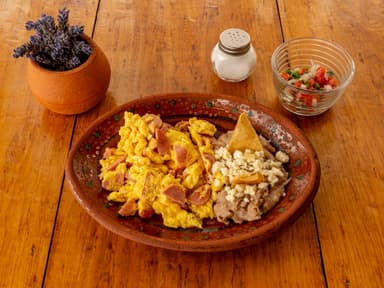 Huevos con salchicha