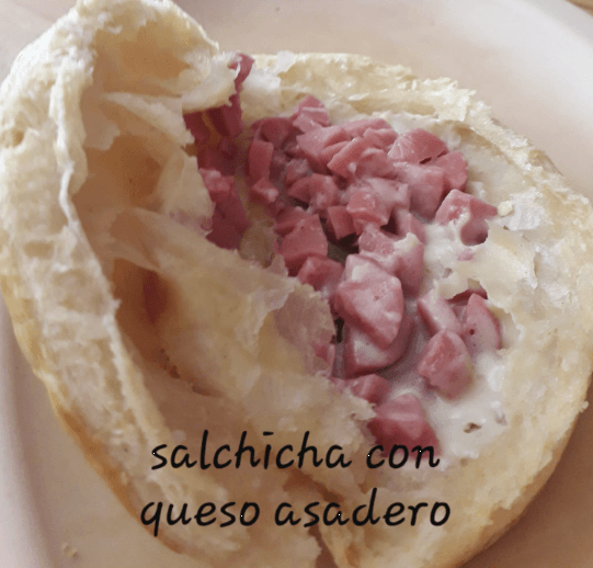 Empanada de Salchicha con Queso Asadero