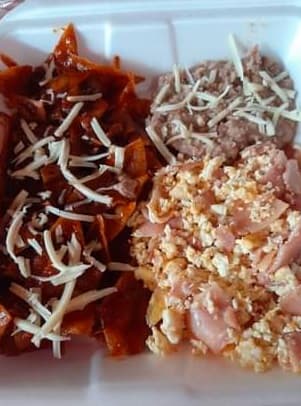 Huevos con Jamón Chilaquiles Rojos