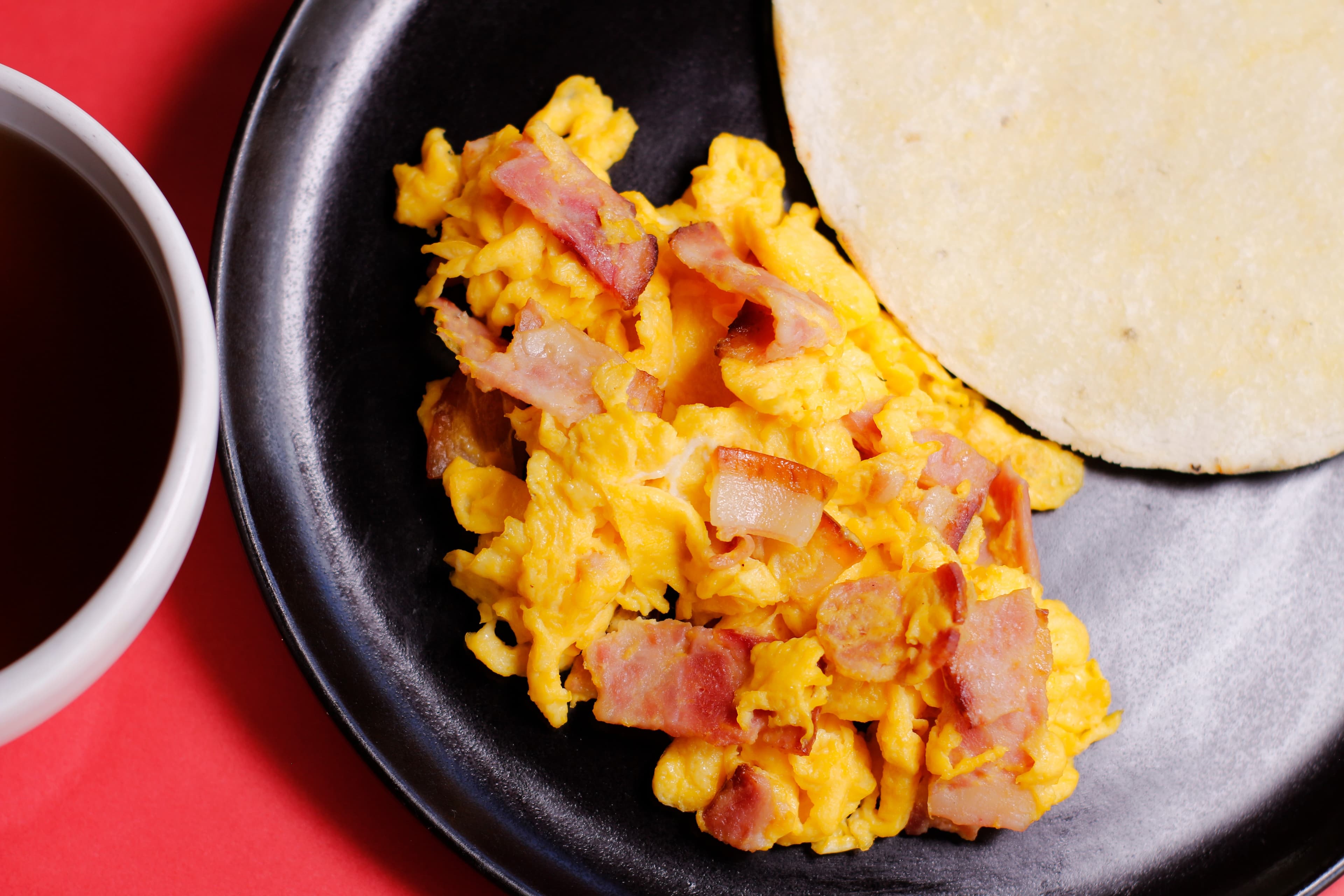 Arepa con Huevos Tocineta