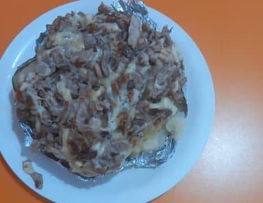 Papa con Bistec y Queso