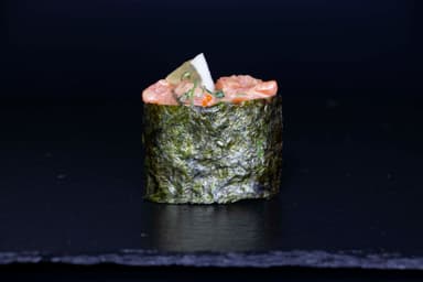 Gunkan  tartar de salmón