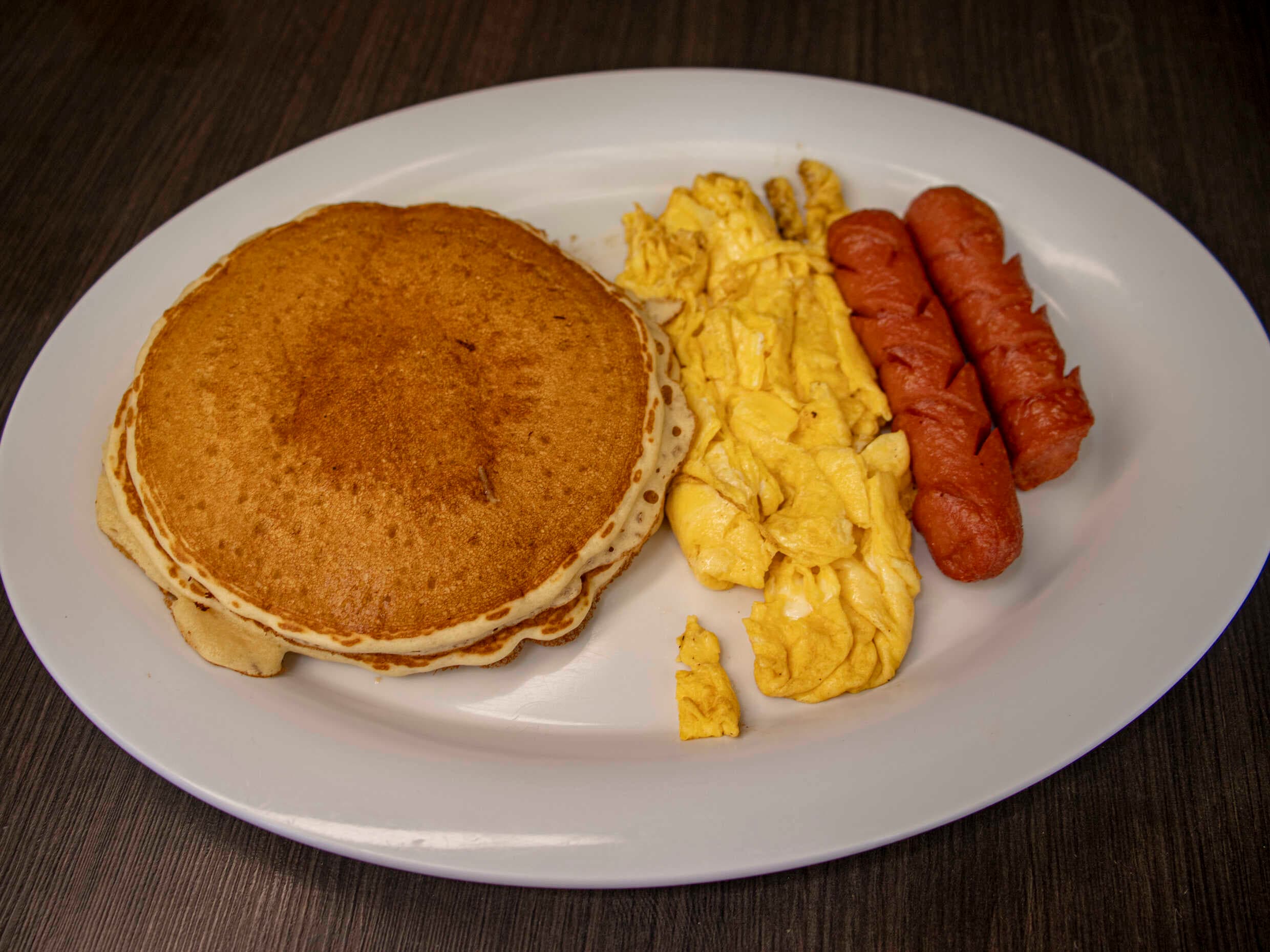 Hotcakes con huevo y salchicha