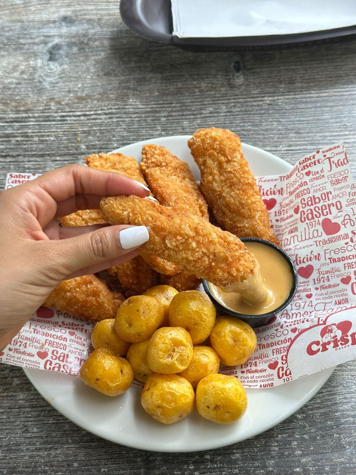 Crispi Tenders x4 + papas + salsa crispi