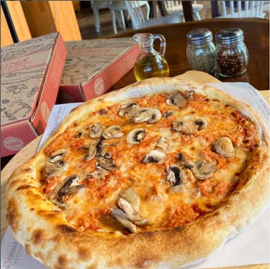 Pizza Pollo y Champiñones.