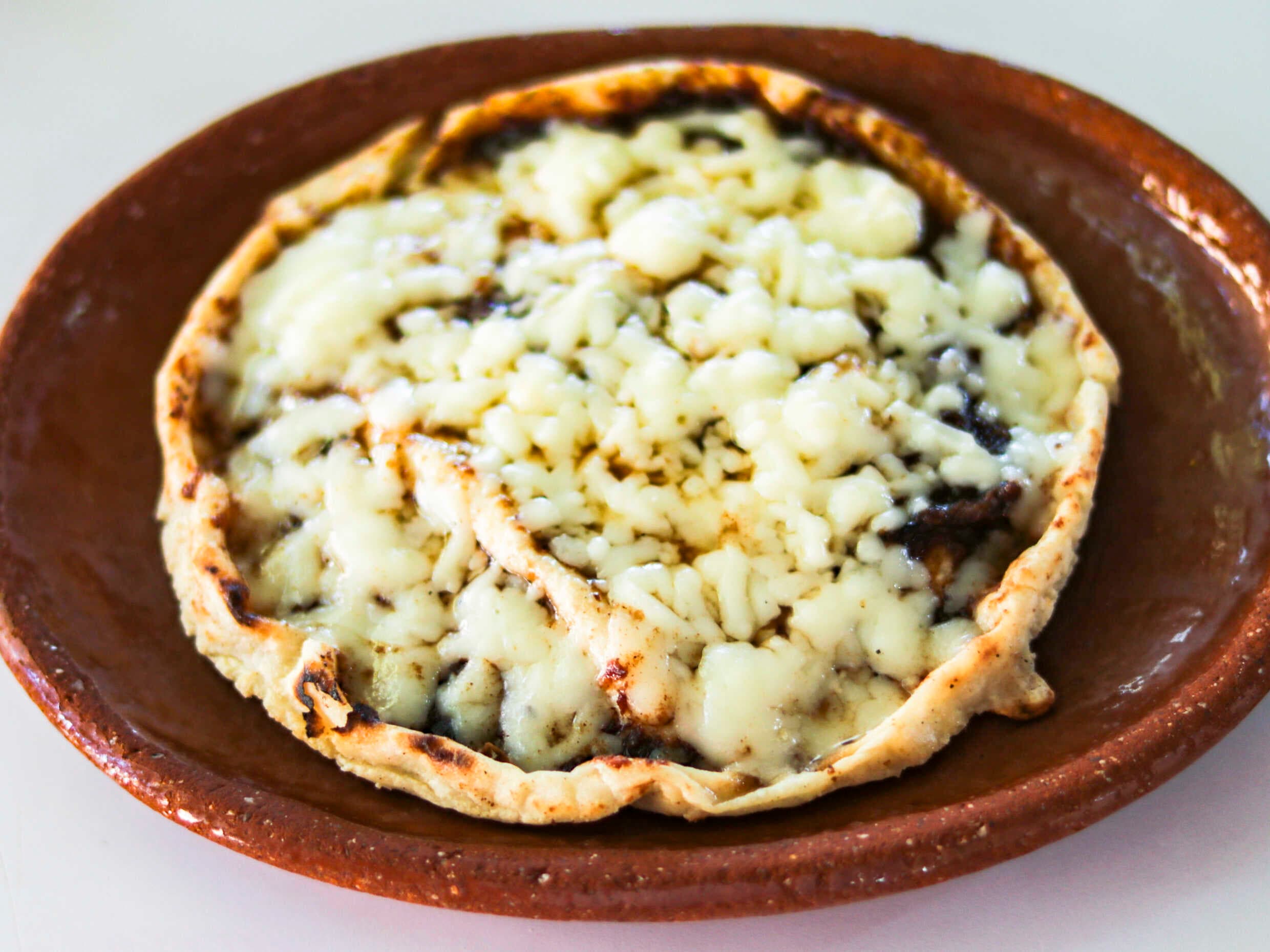 Gordita con asientos y queso