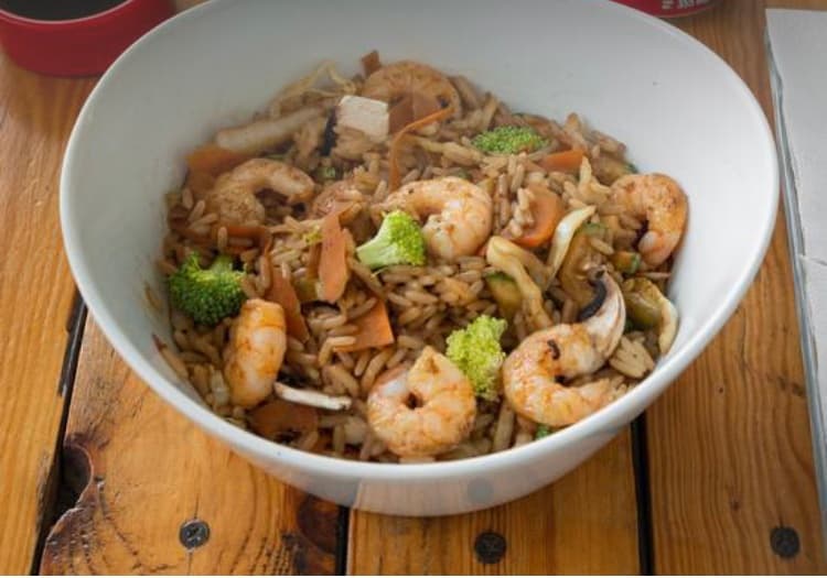 Wok fideo de arroz camaron
