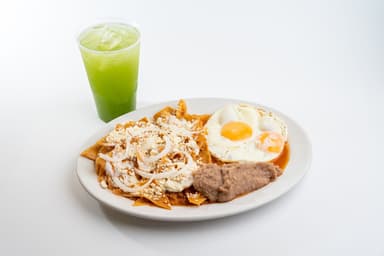 Chilaquiles con Huevos o Carne