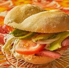 Combo Elige 2 de Tus Tortas Favoritas +2 Bebidas