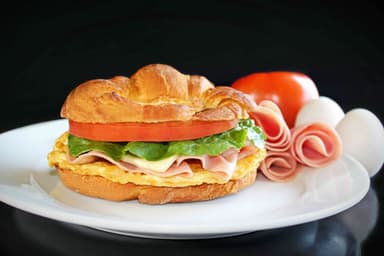 Combo Individual Croissant, Ensalada Chica y Agua