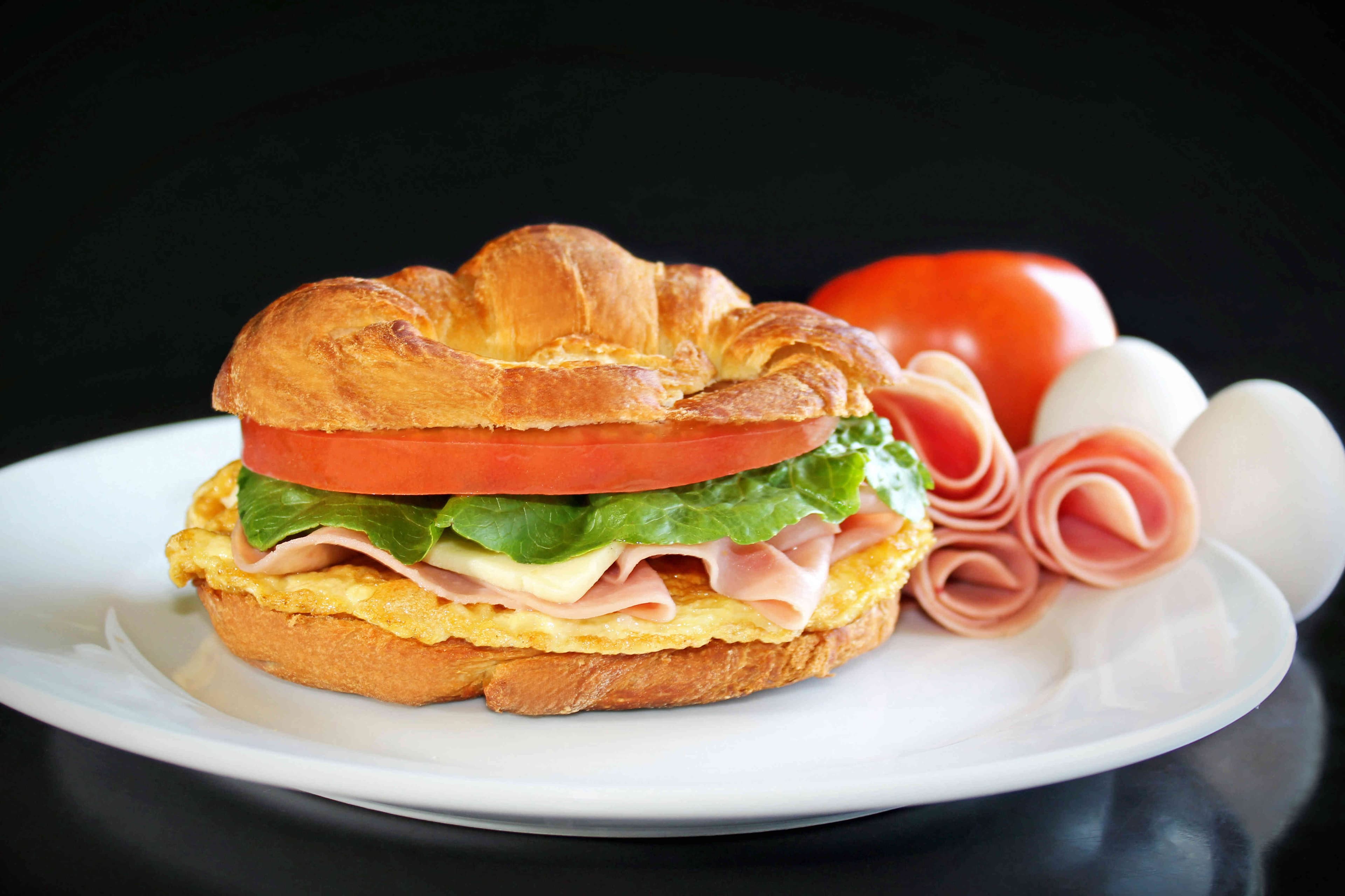 Combo Individual Croissant, Ensalada Chica y Agua
