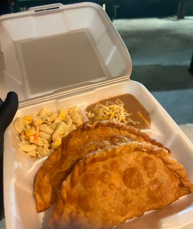 Combo 2 Empanadas más Frijol Refrito y Sopa Fría