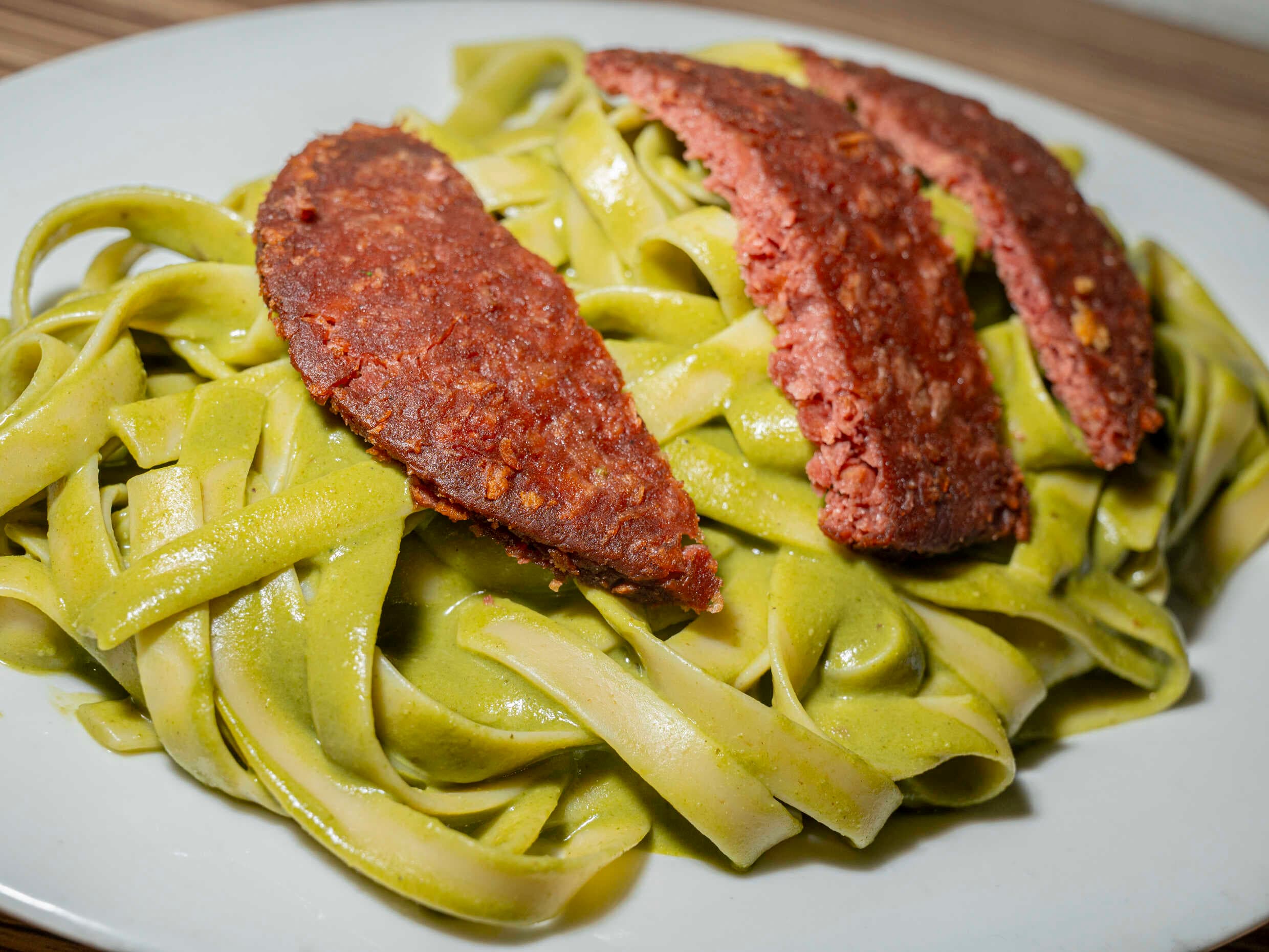 Fetuccini al Pesto con Filete