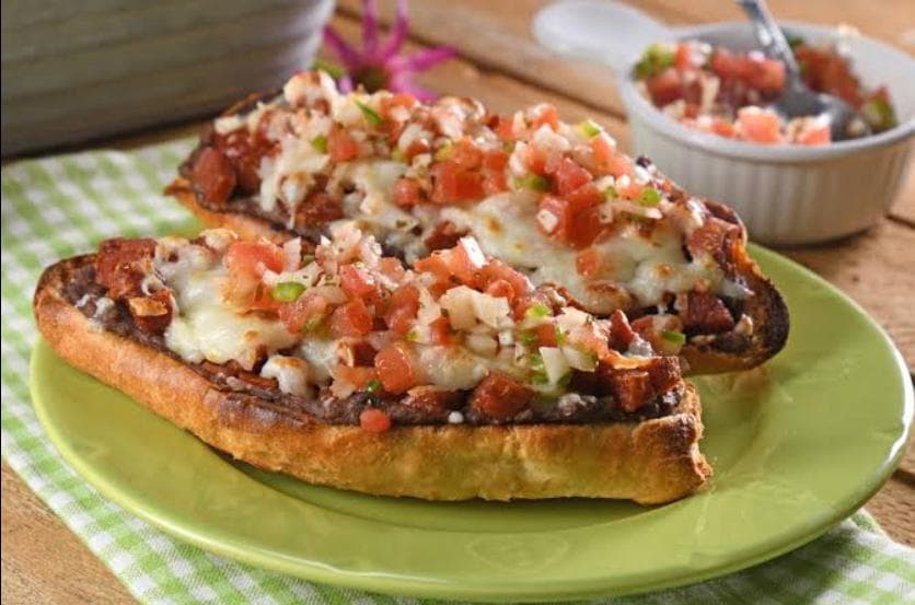 Molletes con Chorizo