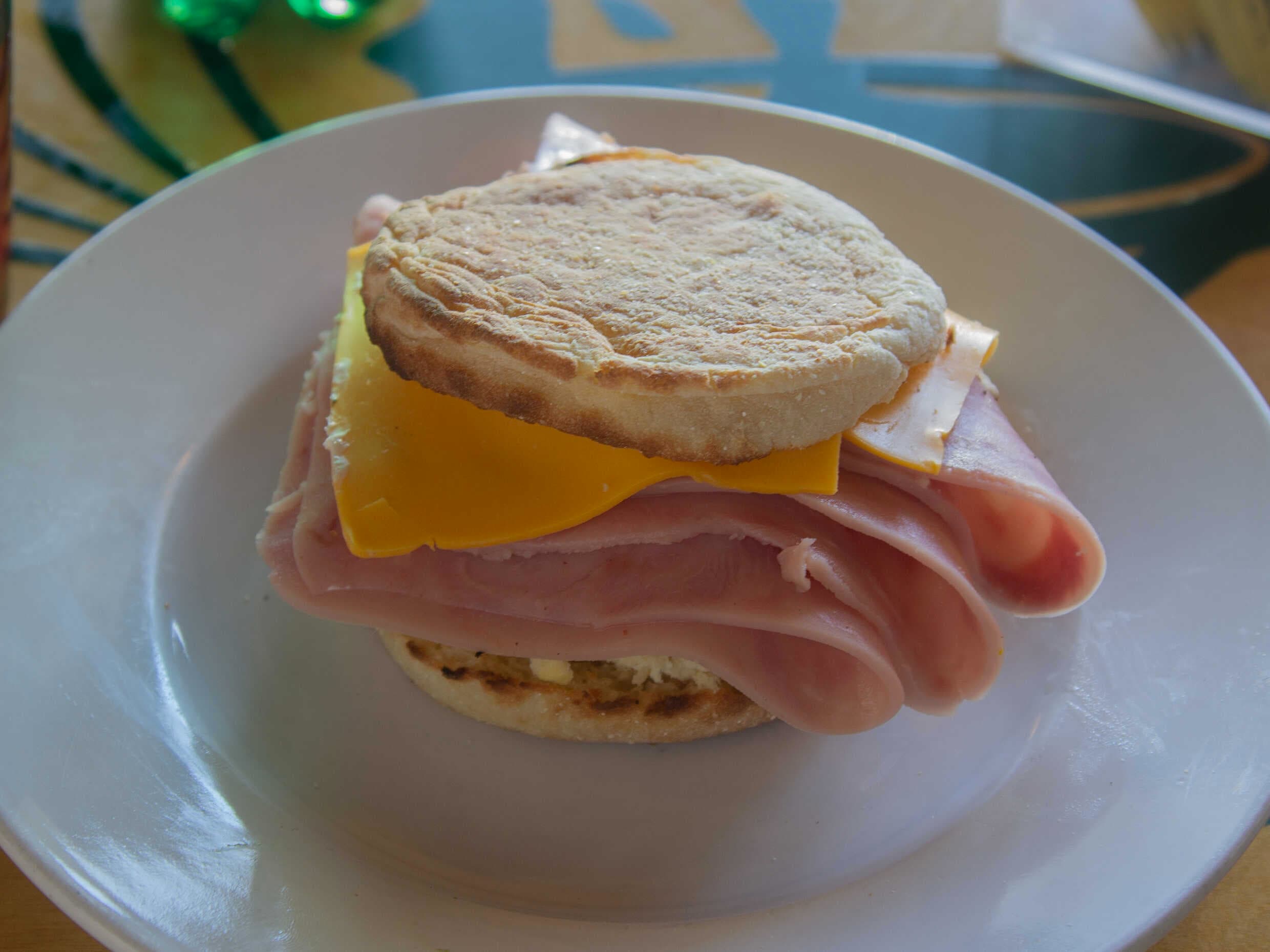 English Muffin Huevo, con Jamon de Pavo