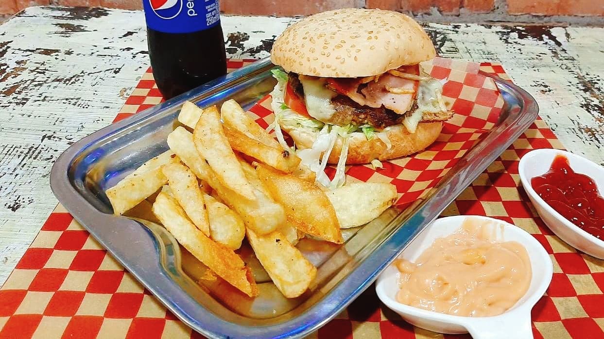 4 Hamburguesas y 4 Porciones de Papas Francesas