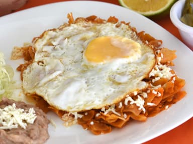 Combo Chilaquiles Rojos + Café de Olla