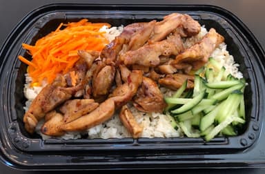 Tazón de Pollo en Cama de Arroz o Ensalada