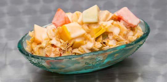 Cereal fruta y yogurt pequeña
