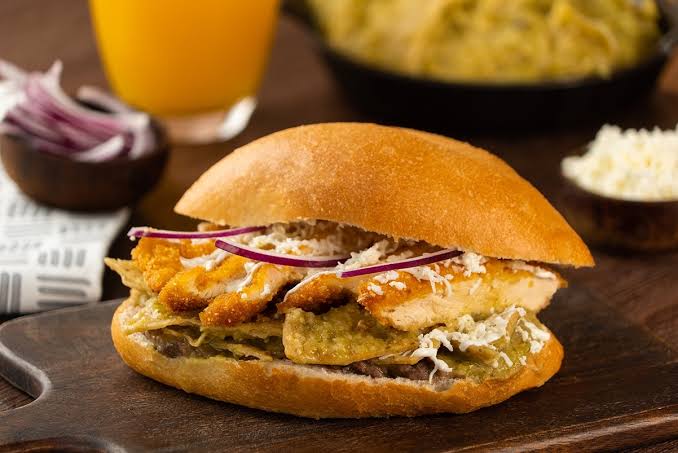 Torta de Chilaquil con Milanesa