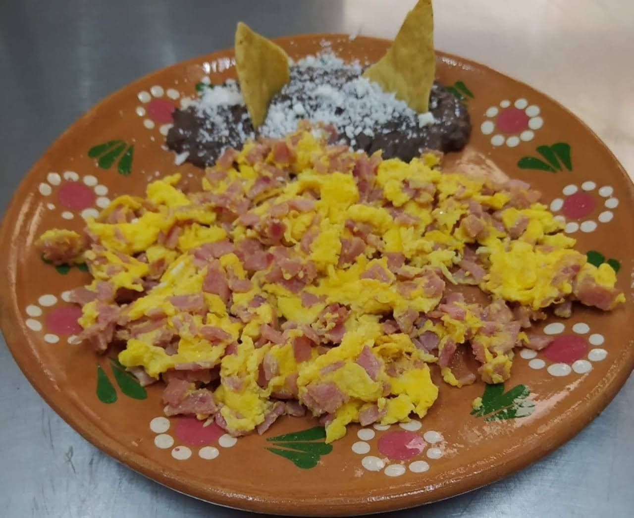 HUEVOS AL GUSTO (3 piezas)  CON CHILAQUILES Y FRIJ