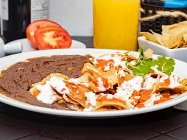 Chilaquiles Rojos con  Frijoles