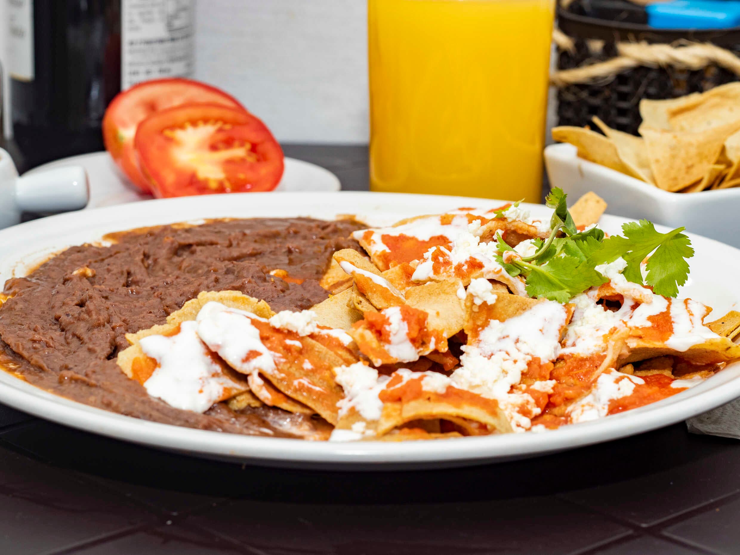Chilaquiles Rojos con  Frijoles