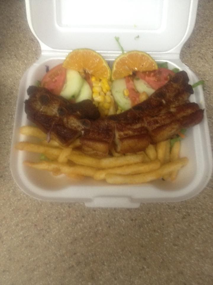 Costilla de cerda y Ensalada Papas