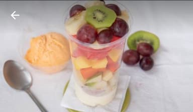 Ensalada de Frutas con Helado de Vainilla o Yogurt