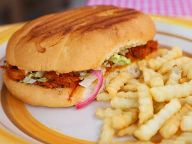 Torta con Papas + Agua Jamaica de Litro.