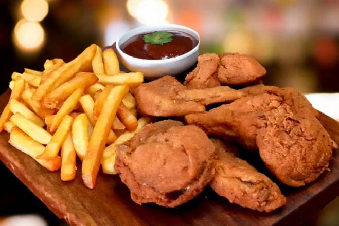 Alitas con Papas y Salsa BBQ