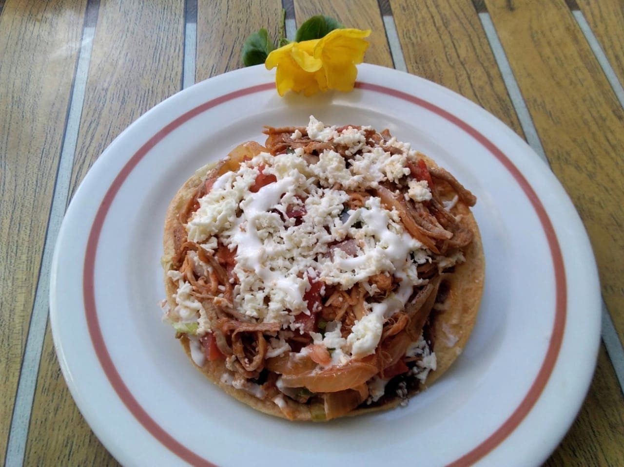 Sopes de tinga de res