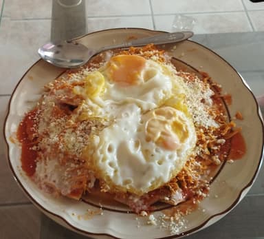 Chilaquiles de Pollo con 2 Huevos