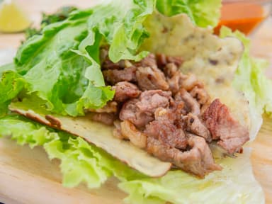 Gringa de Arrachera en hoja de lechuga