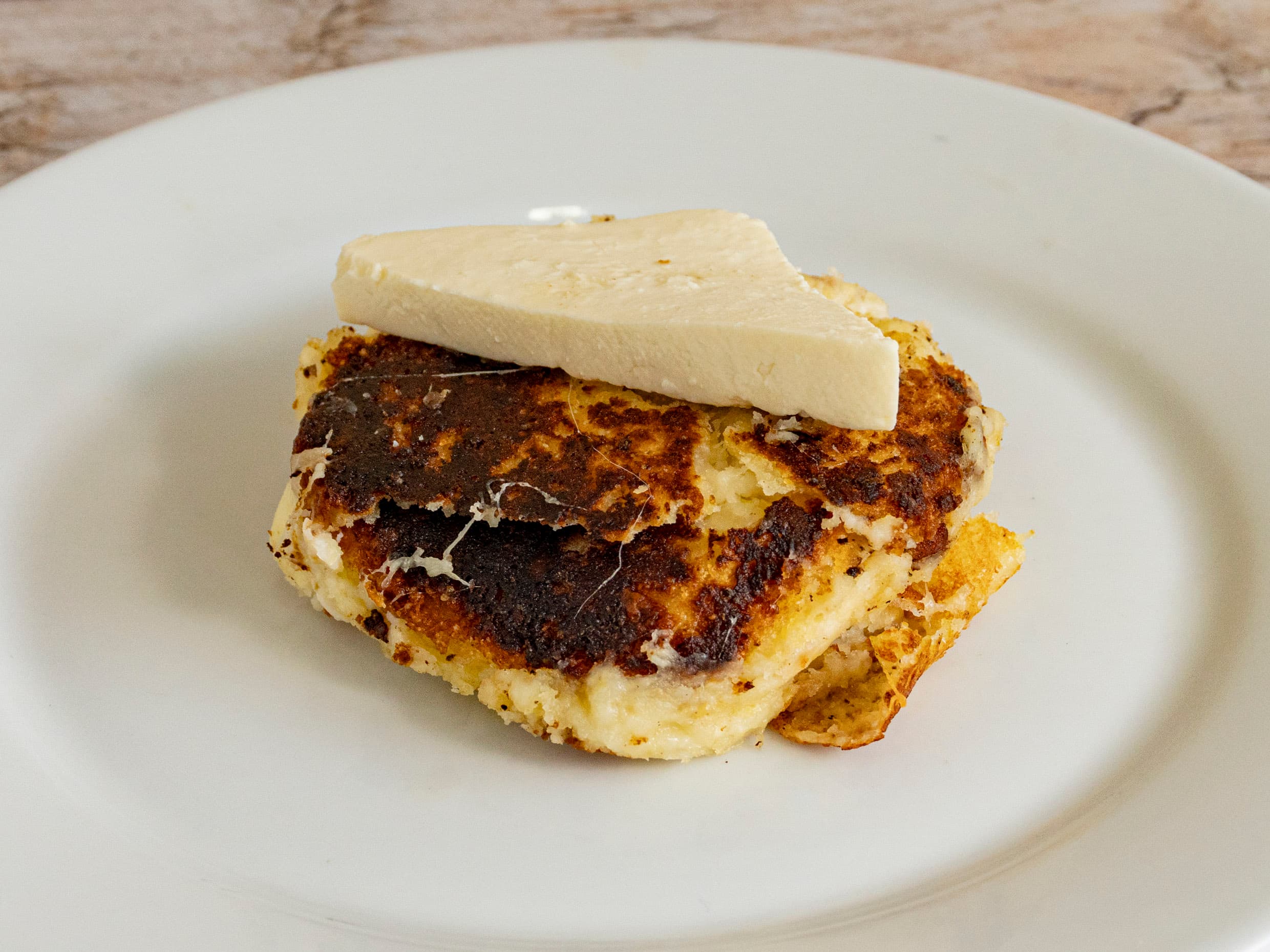 Arepa de Queso (Rellena con Queso Mozarella)