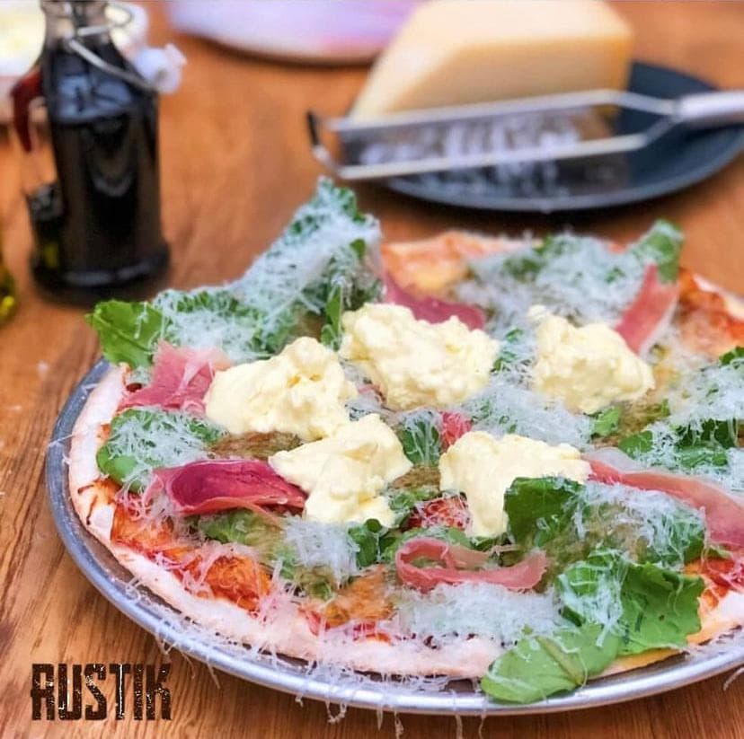 Pizza Jamón Serrano y Queso Stracciatella🔥