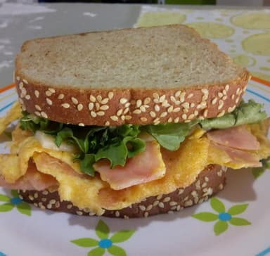 Sándwich de Jamón con Huevo.