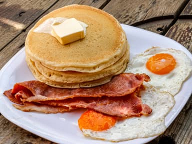 Hot cakes con huevo y tocino.