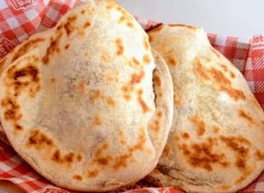 Combo 2 Gorditas de Harina con Queso + Agua Fresca