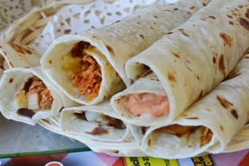2 Tacos de Guisado + Agua de Sabor.