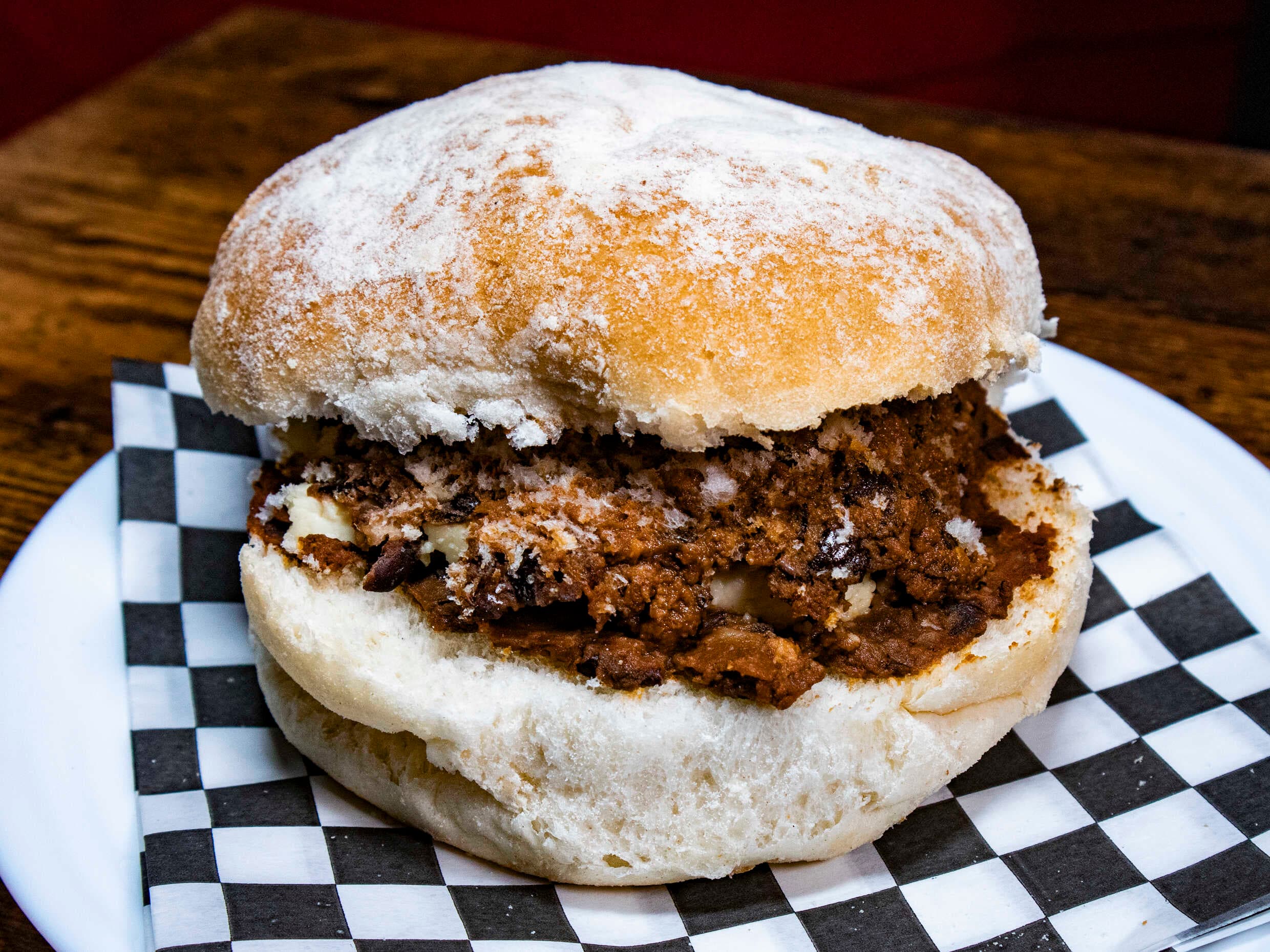 Pambazo chorizo c/ frijoles